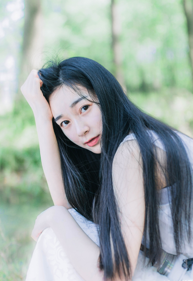 清晨，空气中带着几分湿冷，令人分外难受，庞统站在刺史府外，有些无奈的狠狠地瞪了法正一眼，在他身后，邓贤、泠苞等人则是对着张松一群益州世家怒目而视，刘璋已经失去了一切，此前终究君臣一场，就算刘璋当时做的不地道，但如今蜀中已经败亡，刘璋也不再是君主，这些人怎就不依不饶。